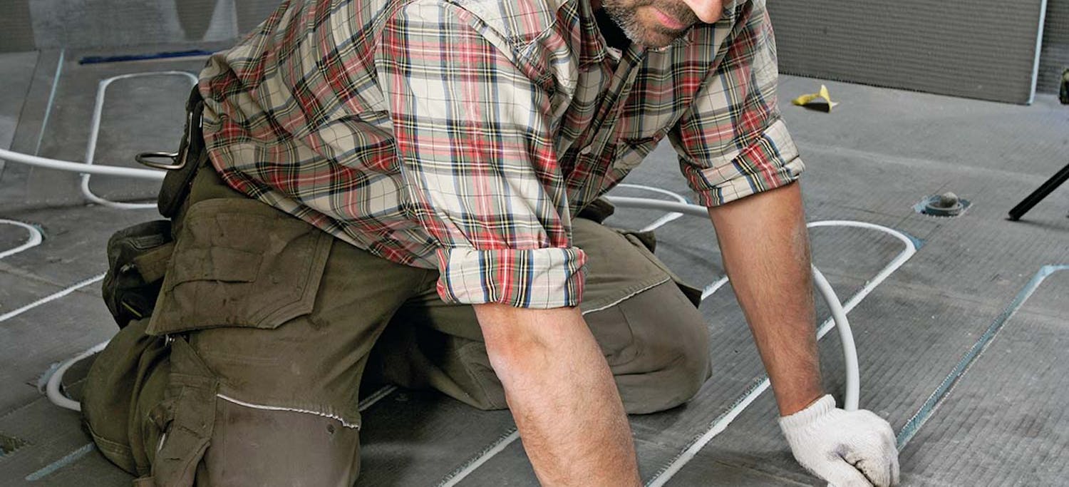 Tynd gulvvarme: Fres slangen ned i våtromsplater Tynd gulvvarme: Fres slangen ned i våtromsplater